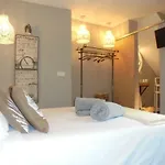 Tak Boutique Old Town Гостьовий будинок Марбелья